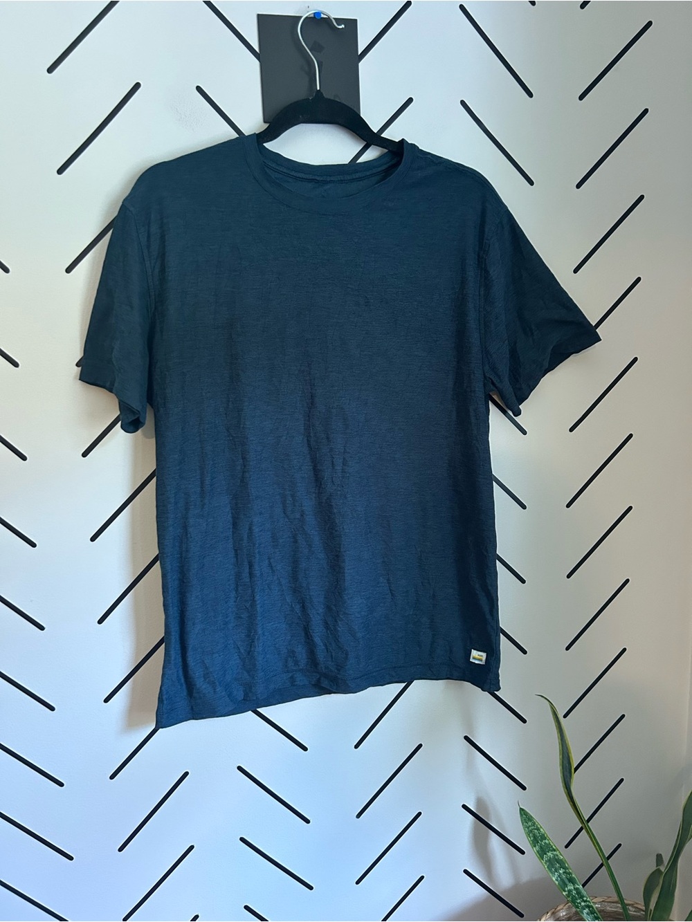 Vuori men’s strato tech shirt in navy blue activewear